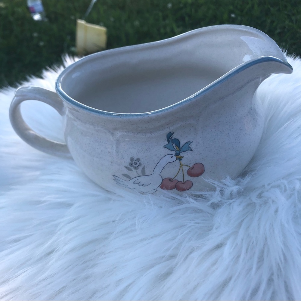 Ribbon goose gravy boat